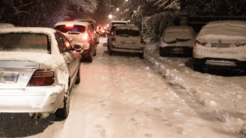 Des voitures à l'arrêt, près de Bièvres (Essonne), dans la nuit du 7 février 2018. (SAMUEL BOIVIN / AFP)